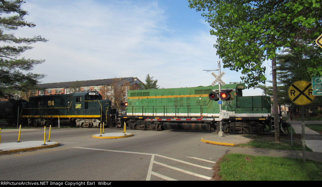 Ohio South Central Railroad (OSCR) 4537 & 104